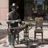Lisboa-Rua_Garrett-Estatua_de_Fernado_Pessoa-20140917